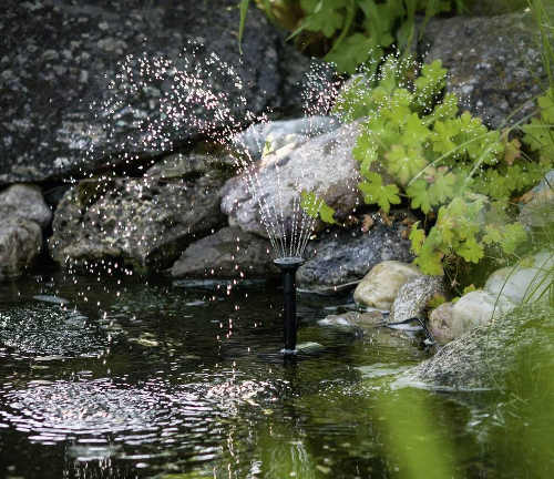 Levná jezírková fontána na solární pohon