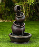 Okouzlující zahradní fontána přetékající misky