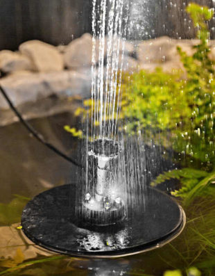 Romantická solární fontána s osvětlením na zahradní jezírko