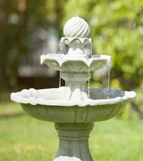 Zahradní fontána z umělého kamene s ptačím pítkem