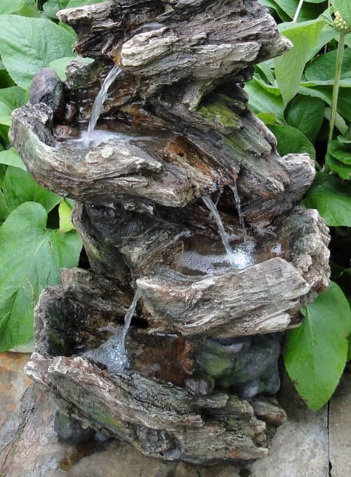 Zahradní fontána imitující kámen