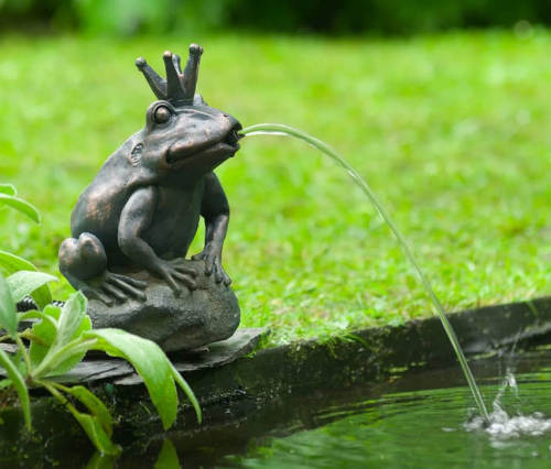 Zahradní fontána chrlič Žába z umělého kamene k jezírku